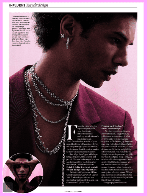 Man med silverhalsband