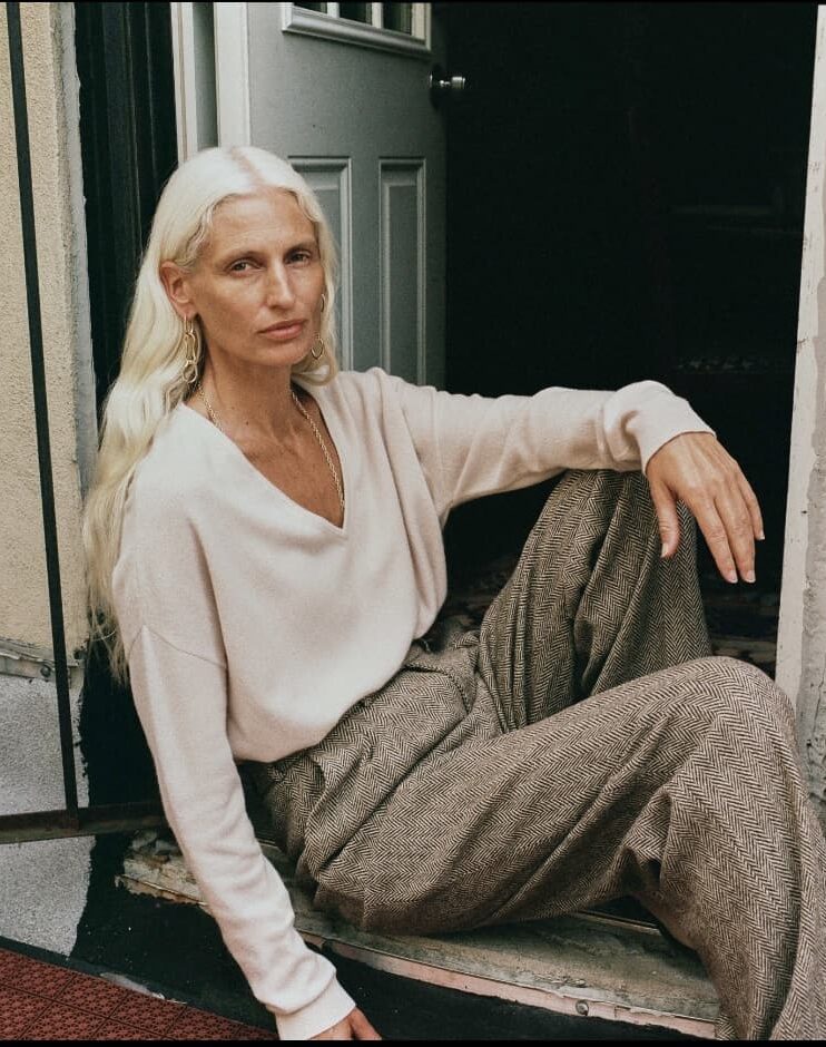 Elegant kvinna med lång guldkedja